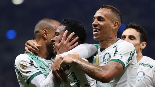 O centroavante Henrique, ex-Palmeiras, está perto de ser contratado pelo Cruzeiro.