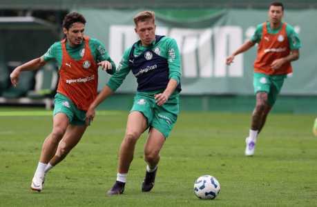 Raphael Veiga e Bruno Fuchs durantre treino do Palmeiras na Academia de Futebol em 2025