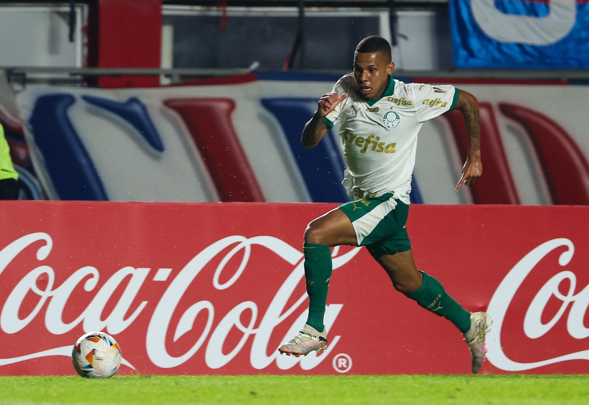 Vitória negocia com lateral do Palmeiras; saiba detalhes