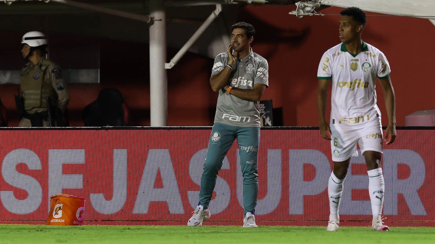 Abel reclama do gramado do Barradão após vitória do Palmeiras