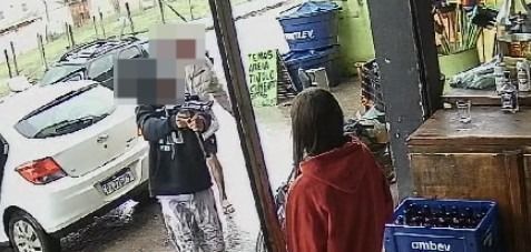 Vídeo: bandidos com fuzil rendem trabalhadores e roubam lojas na Pampulha