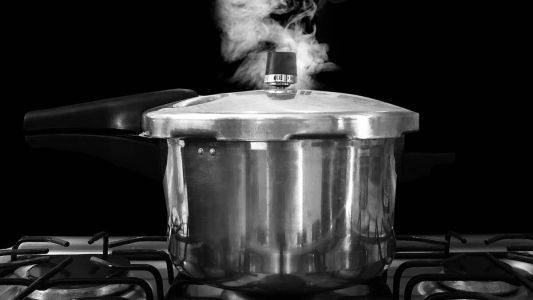 Panela de restaurante explode e fere mulher em Taguatinga (DF)