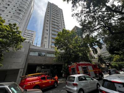 Os ocupantes do edifício, tanto da parte residencial, quanto da parte de escritórios tiveram que evacuar o residencial