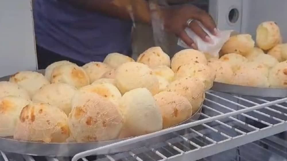 Black Friday: rede de lanchonete de BH faz promoção de pão de queijo a R$ 0,50