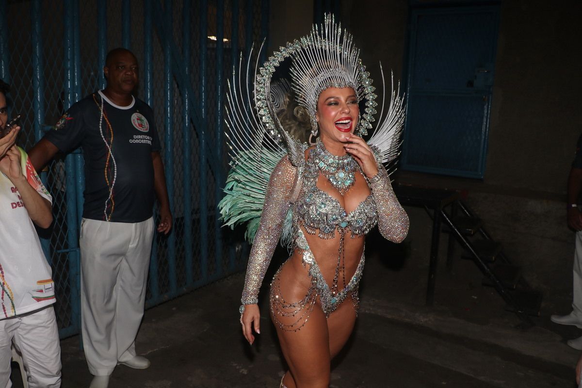 Paolla Oliveira exibe look do desfile de despedida da Grande Rio
