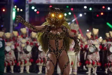 Paolla Oliveira no desfile das escolas de samba do Grupo Especial do Rio