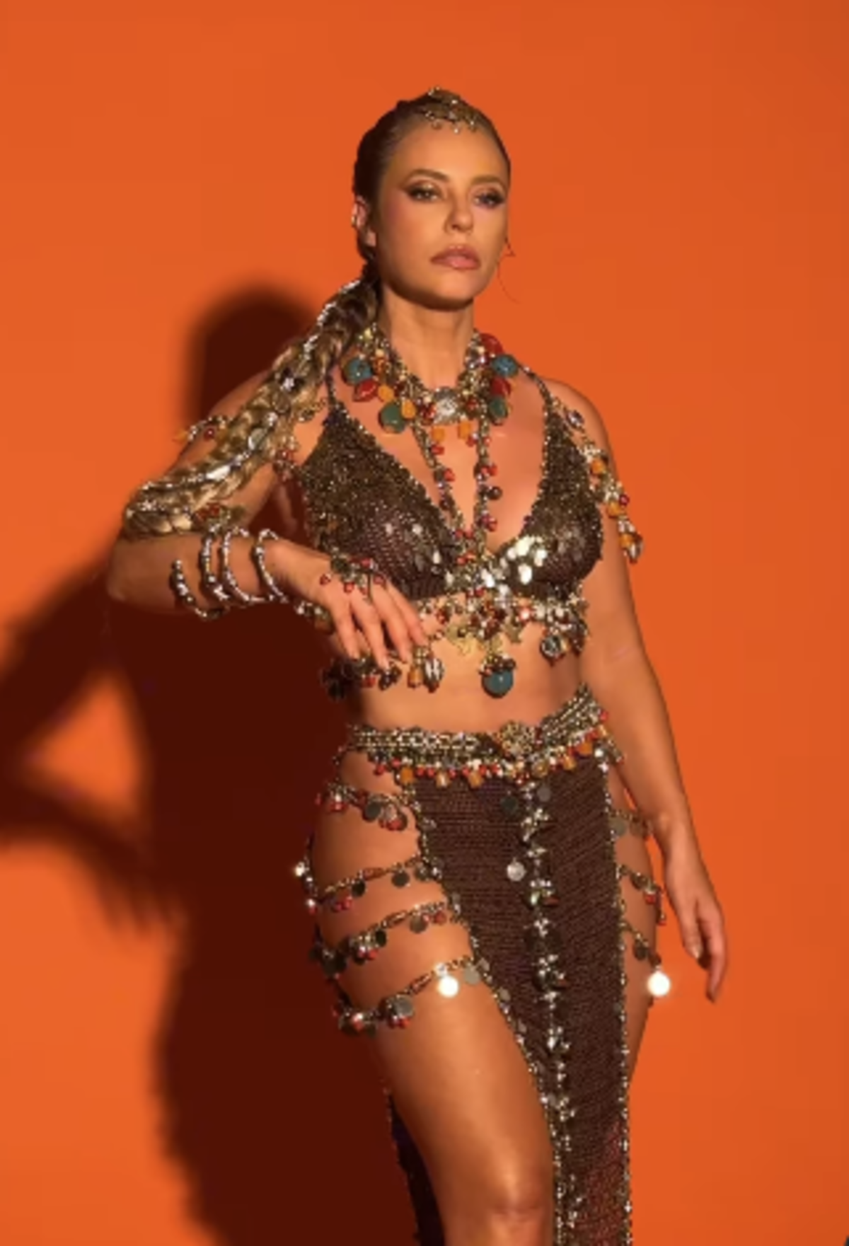 Paolla Oliveira posa com looks ousado e topless e encanta web: 'Rainha'