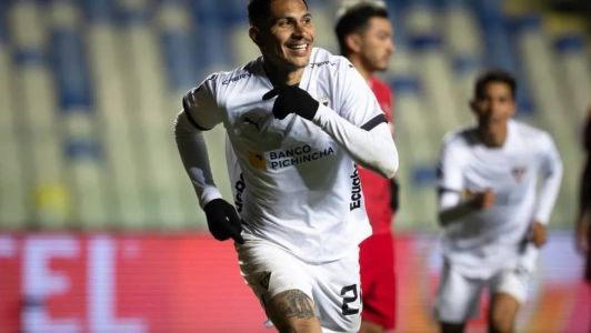 Paolo Guerrero comemora gol pela LDU, seu clube desde julho