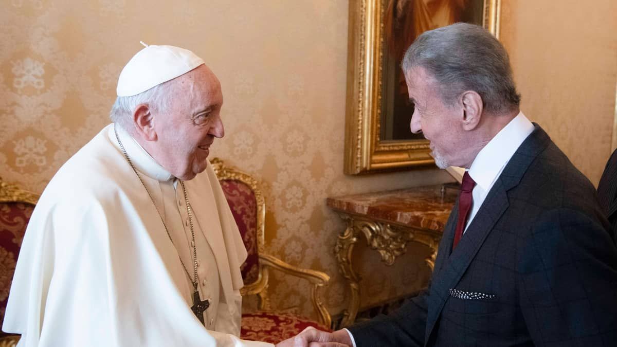Papa Francisco recebe Stallone no Vaticano e ator brinca: 'pronto para boxear?'