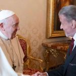 Papa Francisco recebe Stallone no Vaticano e ator brinca: 'pronto para boxear?'