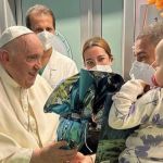 Vídeo: Papa batiza recém-nascido no hospital onde está internado e visita ala infantil