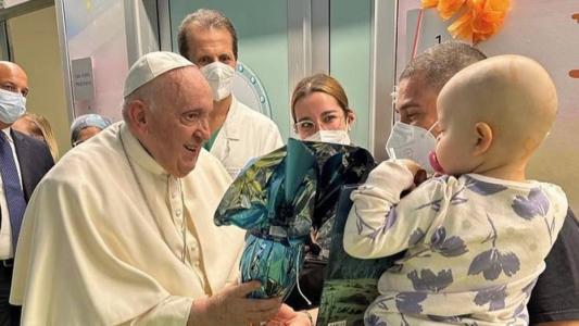 O jesuíta argentino, de 86 anos, levou ovos de chocolate, rosários e livros para crianças com câncer à tarde