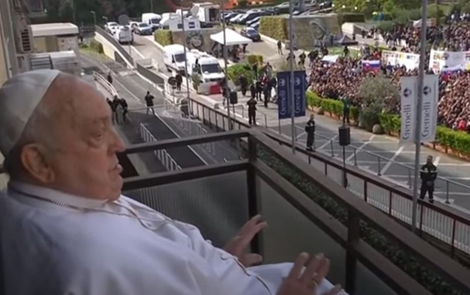 Papa Francisco recebe alta de hospital neste domingo (23) após um mês internado
