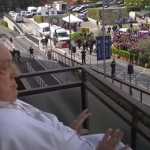 Papa Francisco recebe alta de hospital neste domingo (23) após um mês internado