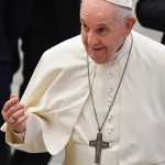 Morte do Papa Francisco: Vaticano irá promover oração do terço na tarde desta segunda (21)