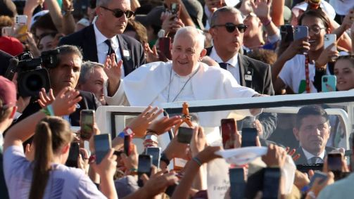 Aclamado por fiéis emocionados, o pontífice argentino, de 86 anos, teve o último encontro com a multidão durante a JMJ em uma área próxima ao rio Tejo