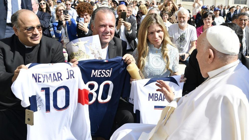 Chuvas no RS: Papa abençoa camisas de Neymar, Mbappé e Messi doadas a leilão