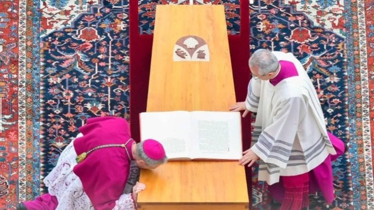 Caixão de Bento XVI é levado para sepultura na Basílica de São Pedro  