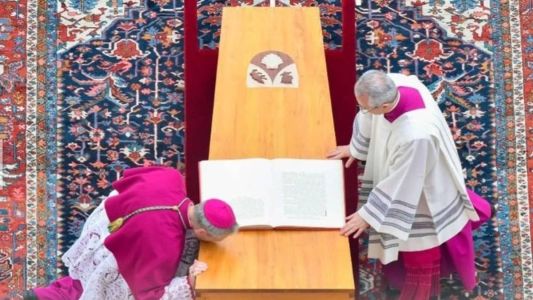 Papa emérito foi levado para cripta onde João Paulo II foi sepultado