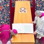 Caixão de Bento XVI é levado para sepultura na Basílica de São Pedro  