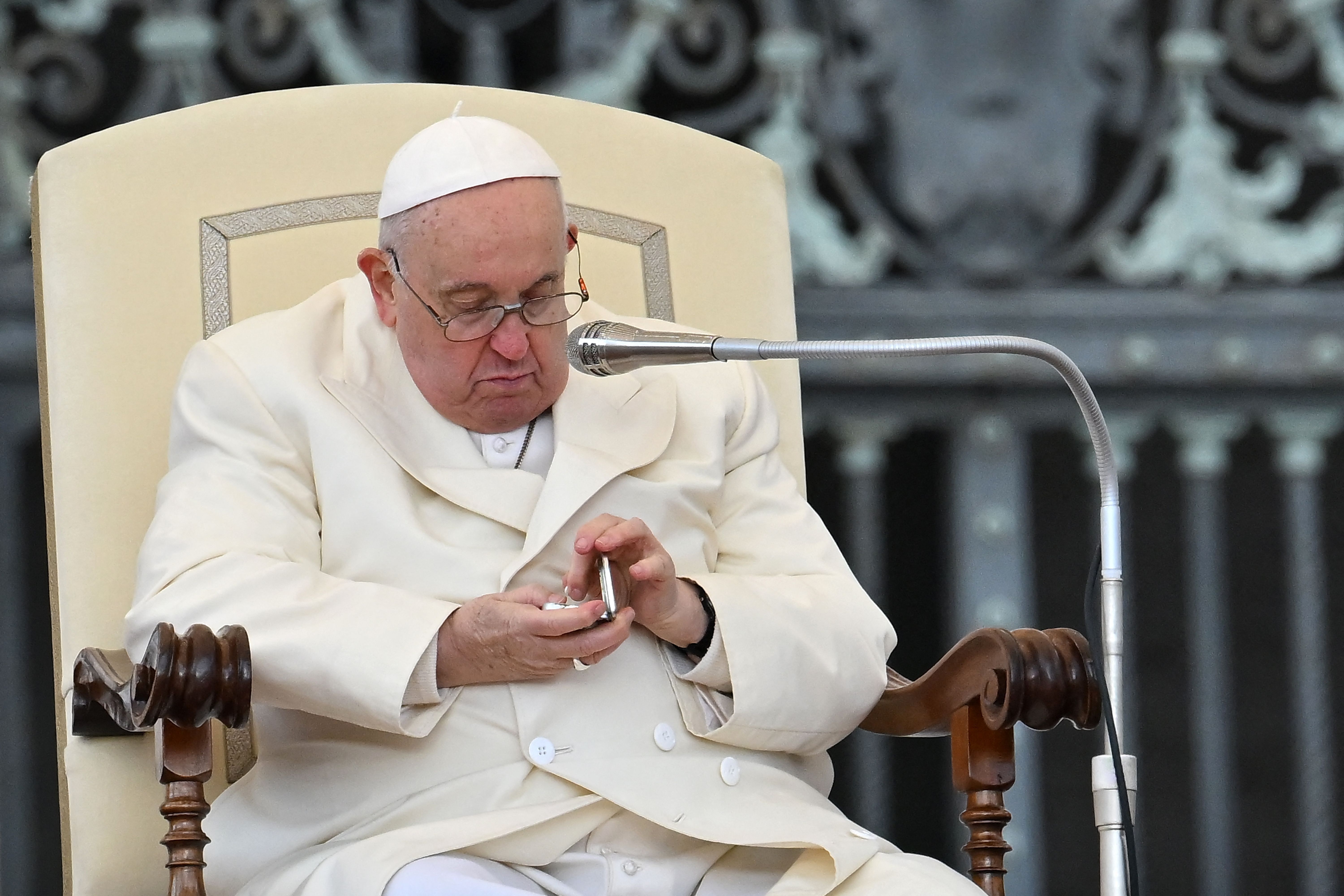 Em estado crítico, papa Francisco 'dormiu bem', diz novo boletim médico