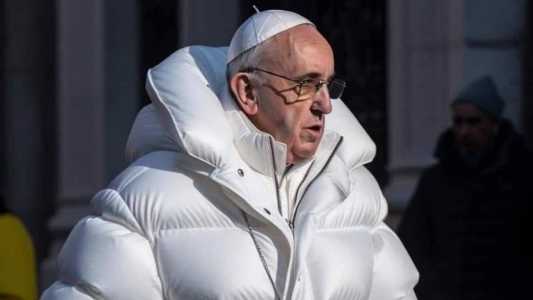 Papa Francisco aparece de casaco longo branco em imagem criada no Midjourney