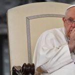 Papa Francisco deixa multidão esperando enquanto atende ao celular em audiência