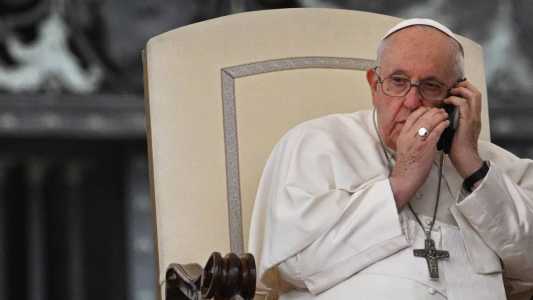 Papa Francisco deixou os fiéis esperando enquanto ele atendia um telefonema nesta quarta-feira (17)