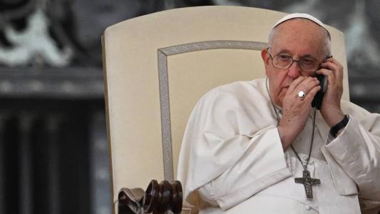 Papa Francisco deixou os fiéis esperando enquanto ele atendia um telefonema nesta quarta-feira (17)