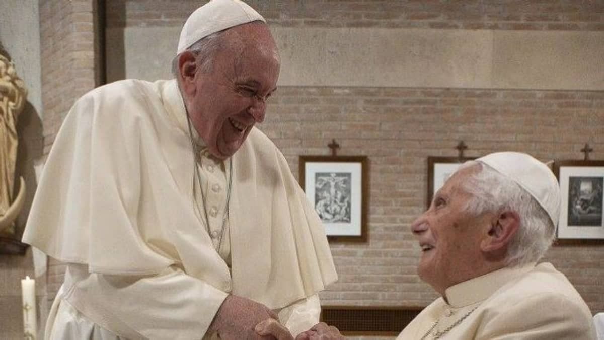 Papa Francisco detona ex-auxiliar de Bento XVI