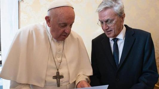 Papa Francisco lê carta de Caetano Veloso