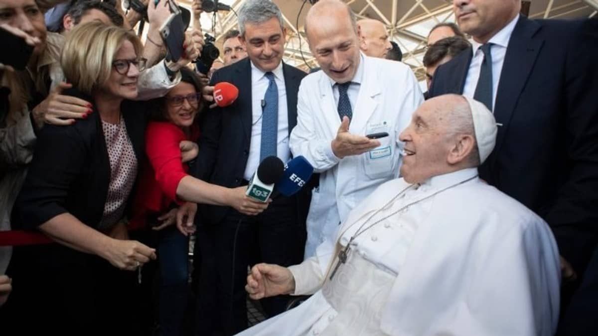 Papa Francisco recebe alta nove dias após operar intestino: 'ainda vivo' 