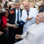 Papa Francisco recebe alta nove dias após operar intestino: 'ainda vivo'