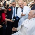 Papa Francisco recebe alta nove dias após operar intestino: 'ainda vivo'