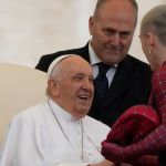 Papa Francisco encontra Homem-Aranha da vida real no Vaticano