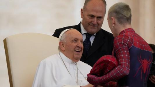 Papa Francisco sorri ao cumprimentar homem-aranha da vida real