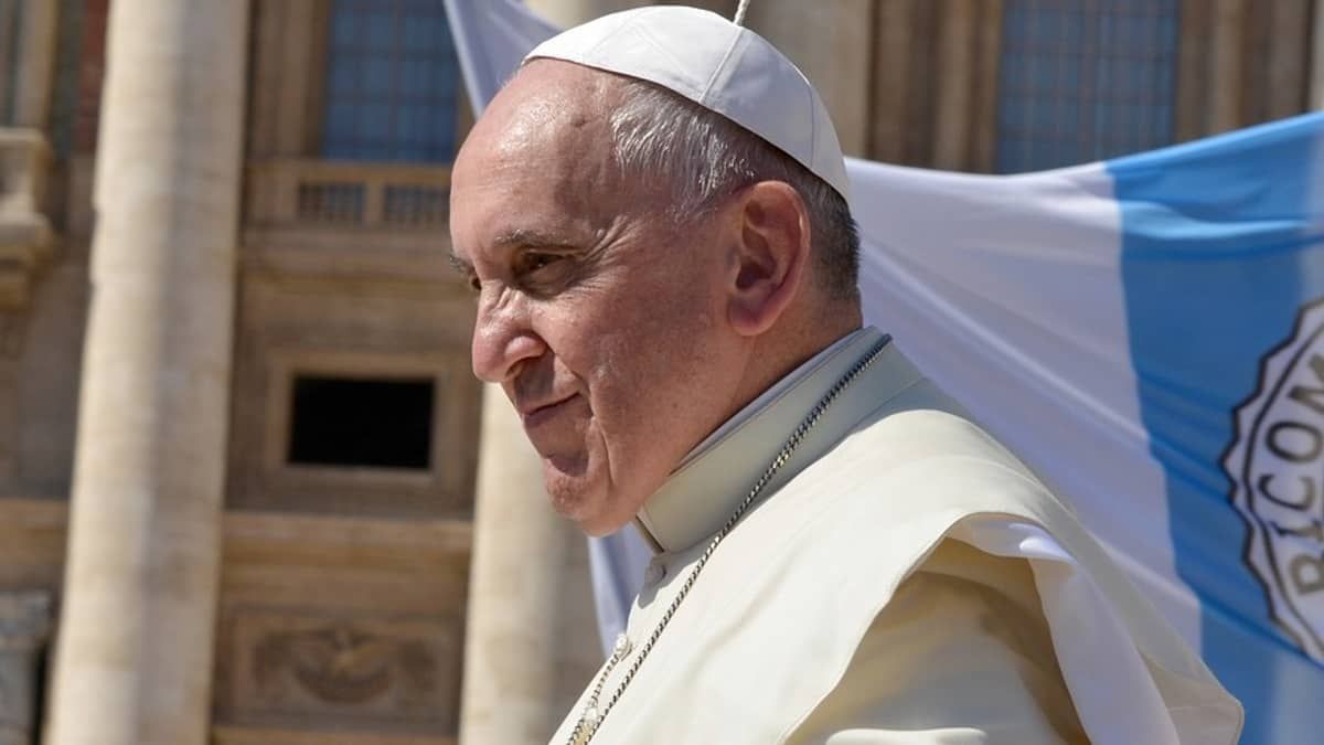 Papa Francisco tem febre e cancela agenda na manhã de sexta-feira 