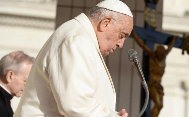 Com pneumonia dupla, papa Francisco passa a noite bem e acorda cedo
