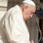 Com pneumonia dupla, papa Francisco passa a noite bem e acorda cedo