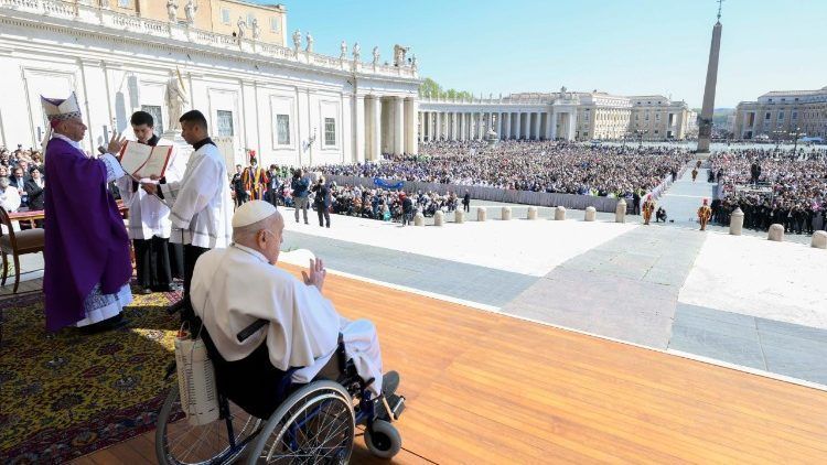 Papa Francisco aparece pela primeira vez desde que recebeu alta do hospital