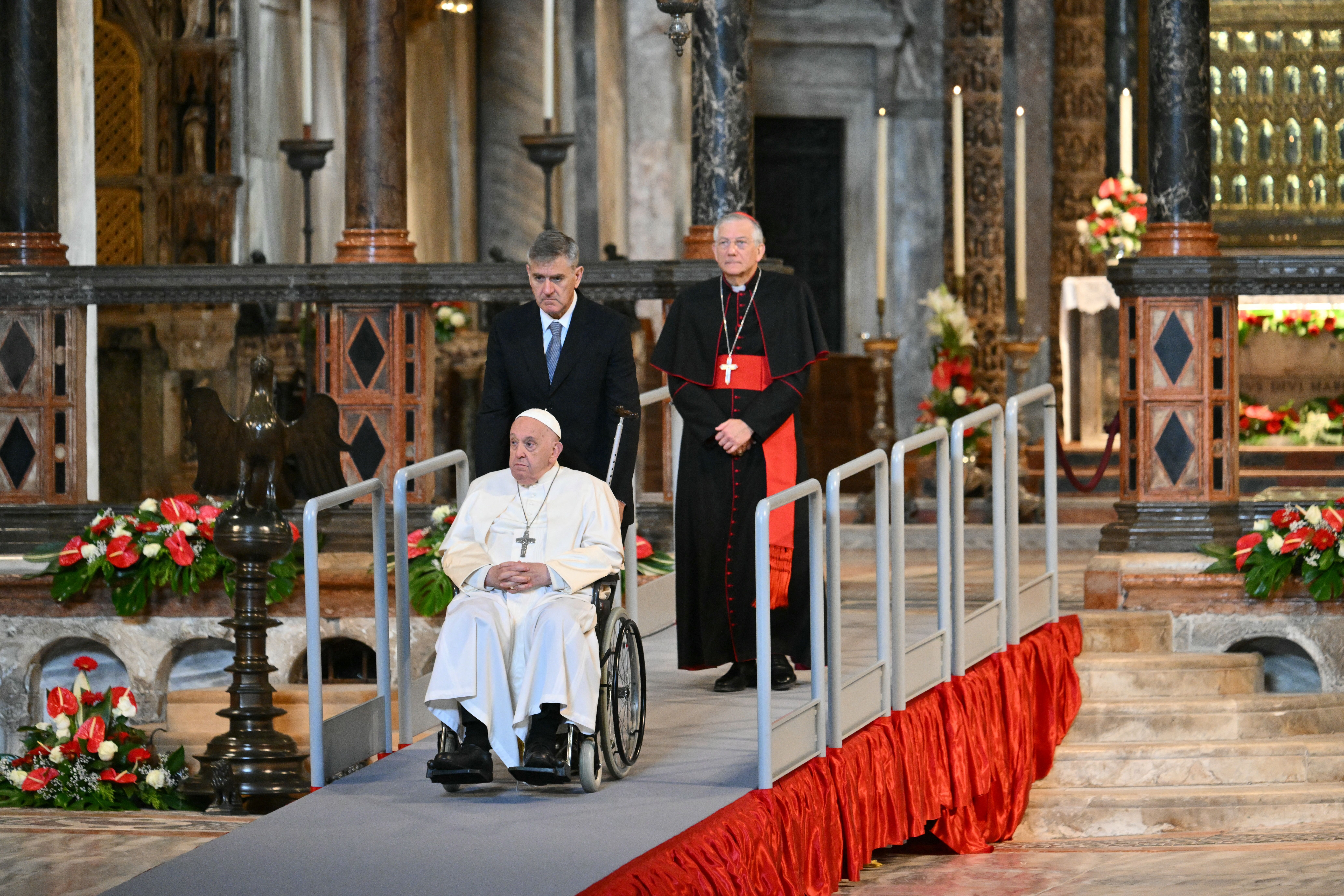 Papa Francisco faz sua primeira viagem em meses e pede: 'por favor orem por mim'