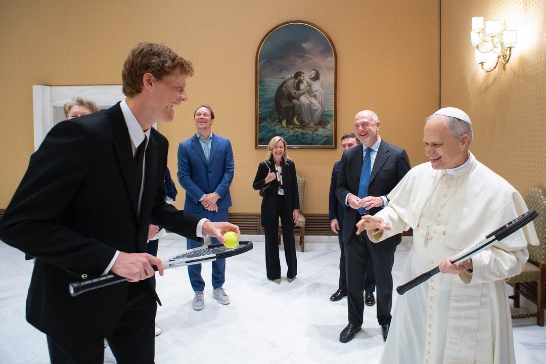 Papa Leão XIV recebe tenista número um do mundo no Vaticano; veja fotos e vídeo