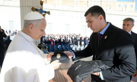 Papa Leão XIV recebe presentes personalizados da PCMG entrgues pelo Delegado Regional de Leopoldina Diêgo Candian Foto .jpg