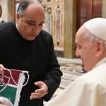 Papa recebe camisa e bandeira do Fluminense dadas por brasileiros no Vaticano