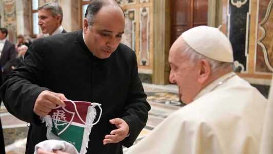 Papa recebe presentes do FLuminense