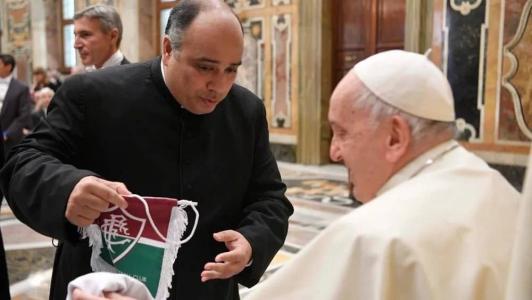 Papa recebe presentes do FLuminense