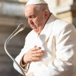 Papa Francisco janta pizza e deve ter alta neste sábado 