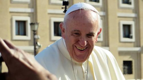 Papa segue em tratamento e permanecerá em casa