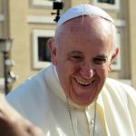 Papa está melhorando mas permanecerá em casa, afirma Vaticano 