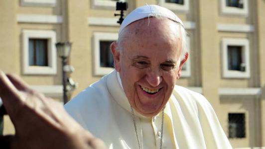 Papa segue em tratamento e permanecerá em casa